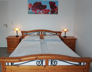 Schlafzimmer in der Ferienwohnung Hafenblick in Dornumersiel